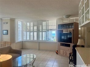 2415 Ala Wai Blvd in Honolulu, HI - Building Photo - Building Photo