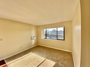 1945 Latham St in Mountain View, CA - Building Photo - Building Photo