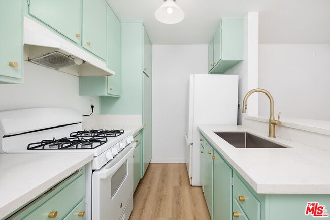 property at 114 S Gramercy Pl