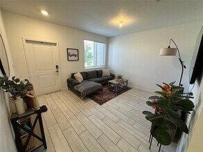 1030 SE 23rd Ter in Homestead, FL - Foto de edificio - Building Photo