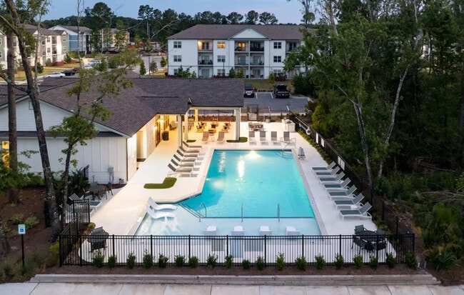 8251 Windsor Hill Blvd in North Charleston, SC - Foto de edificio - Building Photo