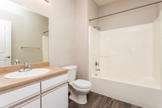 Peony Village Apartments in Omaha, NE - Foto de edificio - Interior Photo