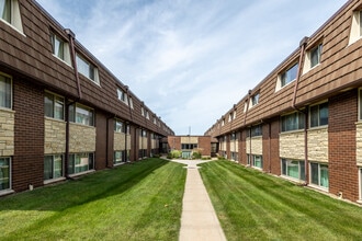 Seville in Iowa City, IA - Foto de edificio - Building Photo