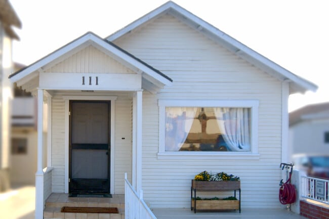 111 N Pacific Coast Hwy, Unit 111 in Redondo Beach, CA - Building Photo - Building Photo