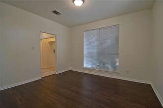 2423 Falcon Dr in Round Rock, TX - Building Photo - Building Photo