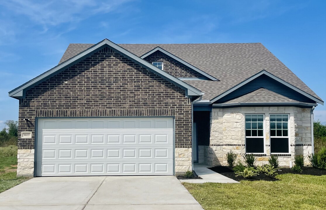 1467 Lakebrook Dr in Waxahachie, TX - Building Photo