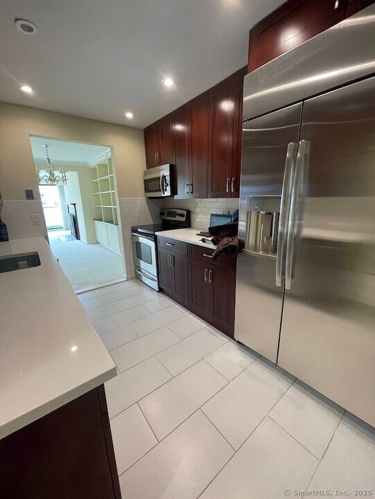 105 Harbor Dr in Stamford, CT - Building Photo