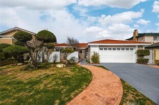 6781 Bridgewater Dr in Huntington Beach, CA - Building Photo