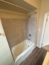 2004 Holland Rd in Appleton, WI - Foto de edificio - Building Photo