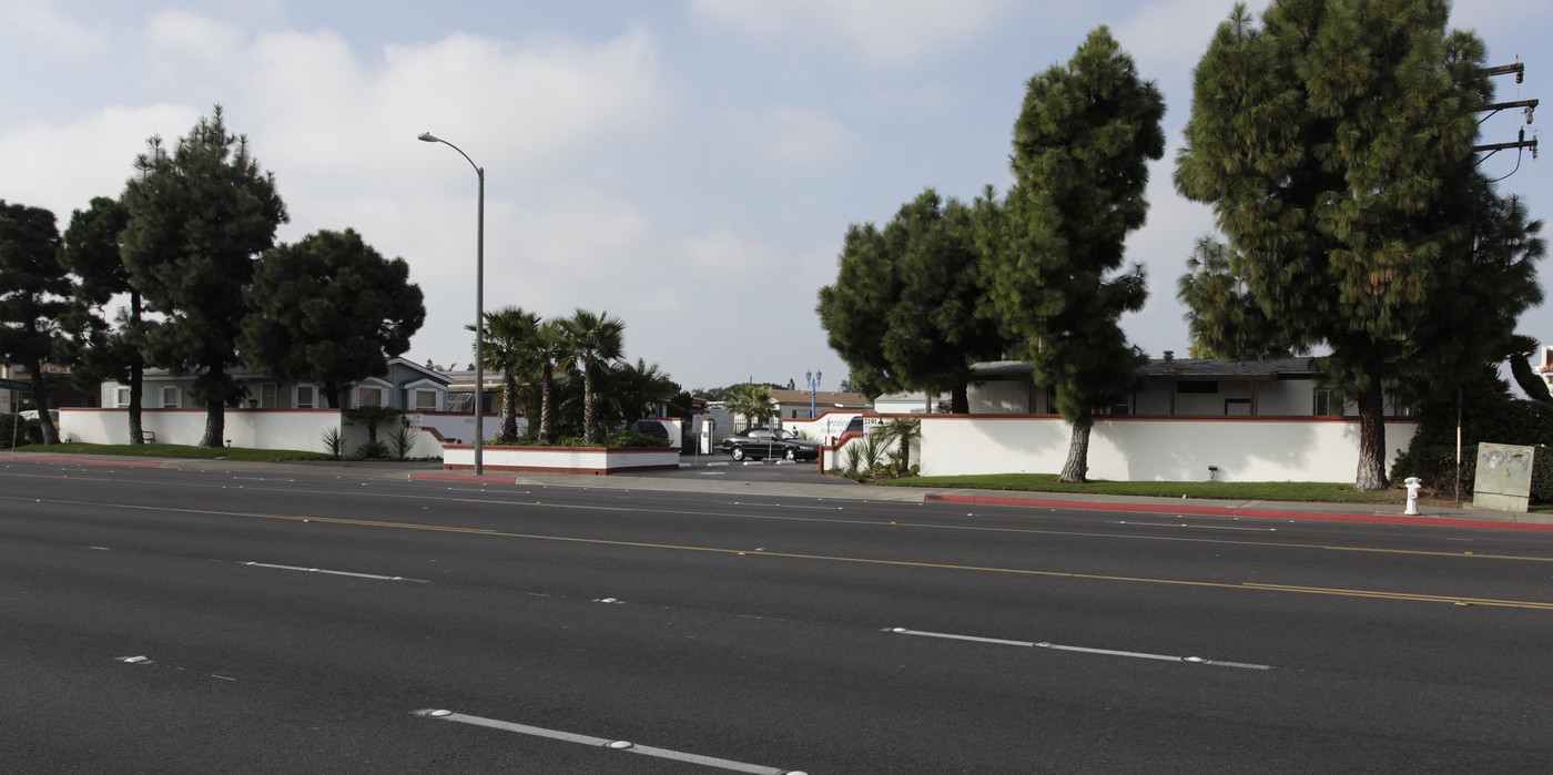 Trade Winds Mobile Home Park in Costa Mesa, CA - Building Photo