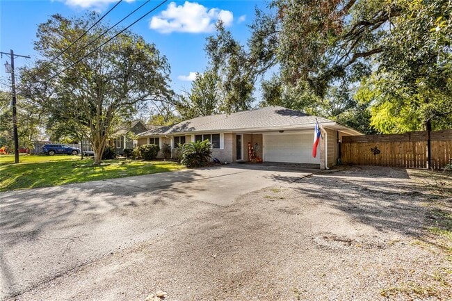 211 S Iowa Ave in League City, TX - Building Photo - Building Photo