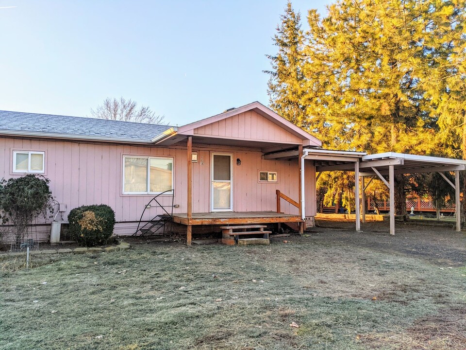 235 1st St in Athena, OR - Building Photo