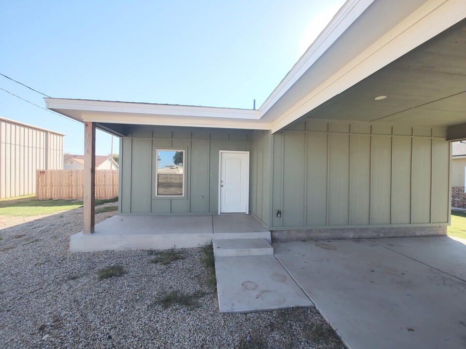 107 Locust St in Idalou, TX - Foto de edificio