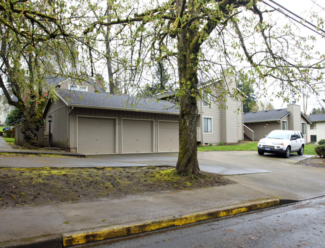 6955 Childs Rd in Lake Oswego, OR - Building Photo - Building Photo