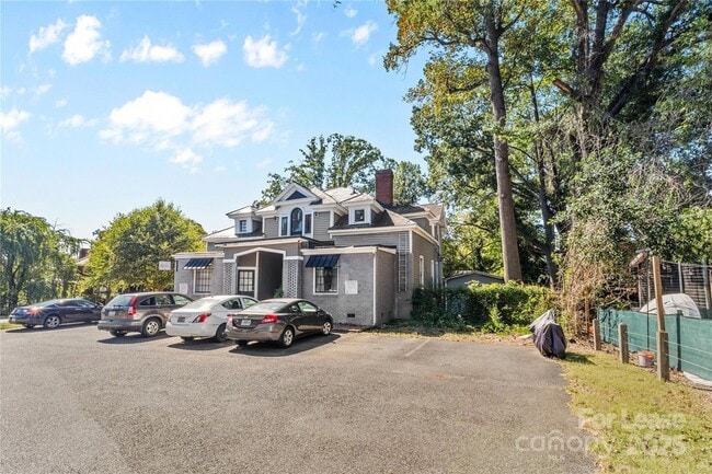 701 Louise Ave, Unit 11 in Charlotte, NC - Foto de edificio - Building Photo