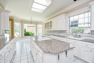 4813 Holly St in Bellaire, TX - Building Photo - Building Photo
