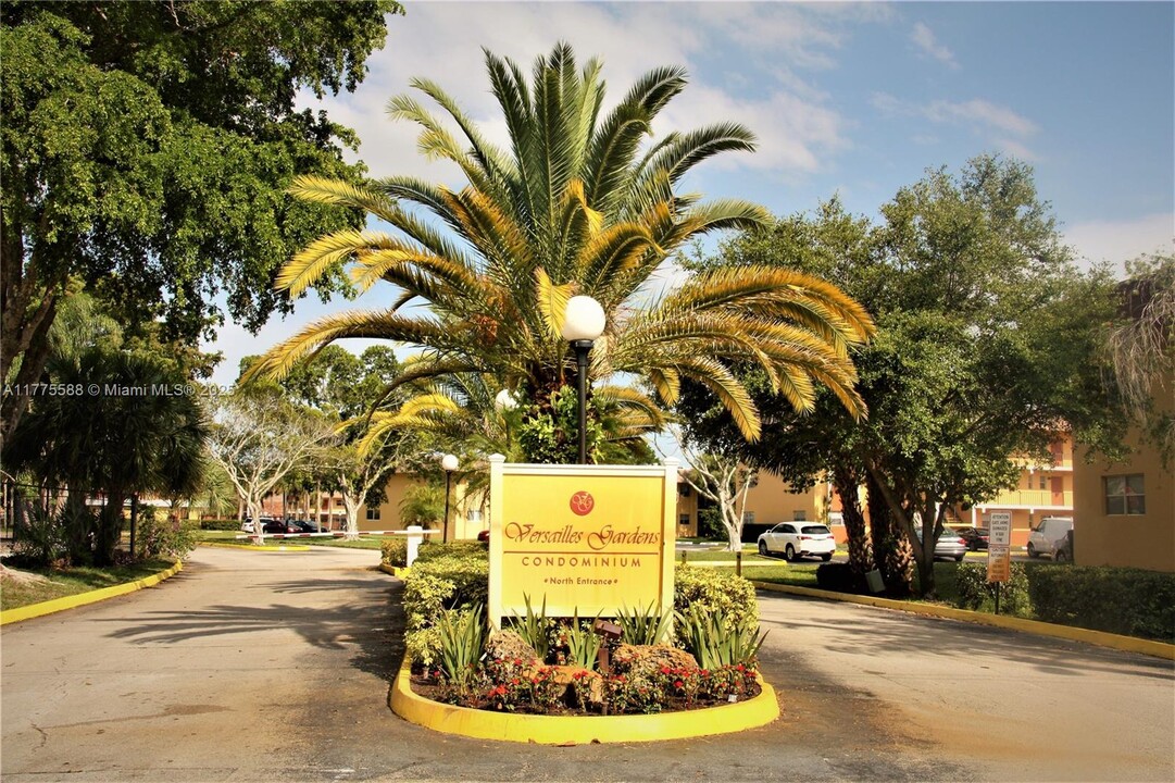 8020 N Colony Cir in Tamarac, FL - Foto de edificio