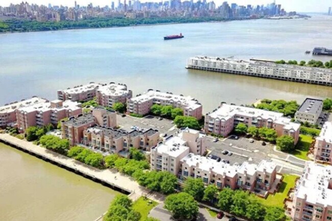 602 Rutledge Ct in Edgewater, NJ - Building Photo - Building Photo