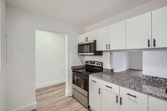 Lakeshore Presidential Apartments in Miami, FL - Foto de edificio - Building Photo