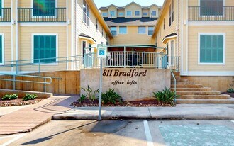 811 Bradford Ave in Kemah, TX - Building Photo