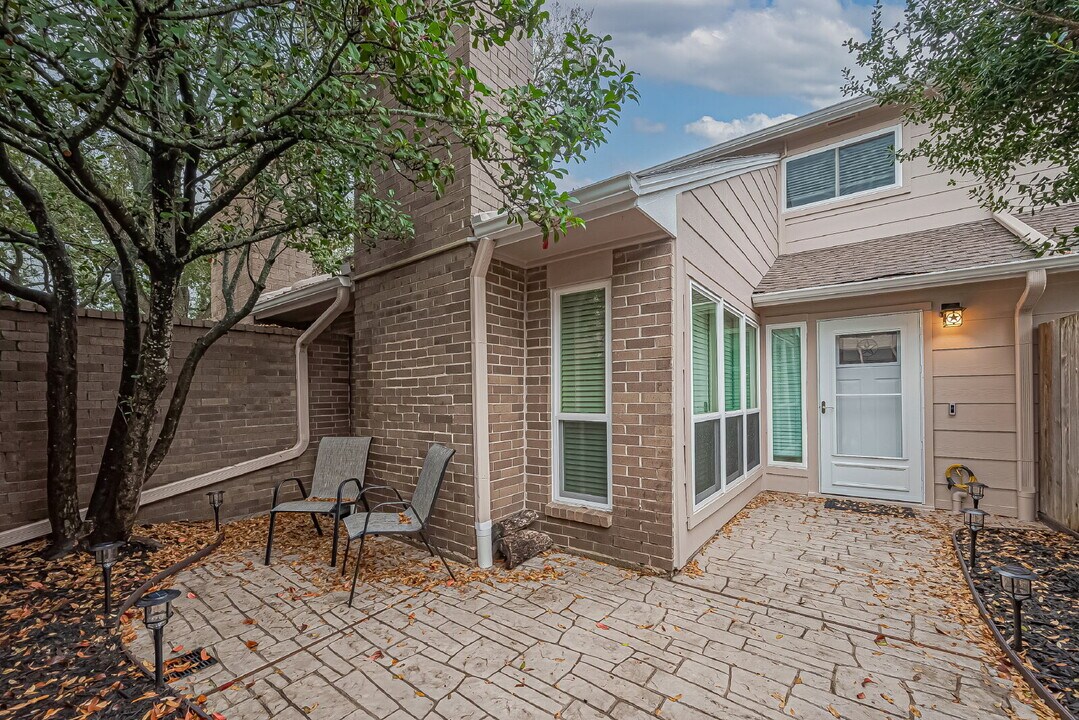 13905 Hollowgreen Dr in Houston, TX - Building Photo