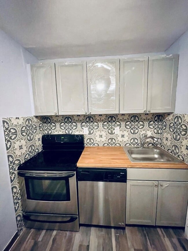 23 SE 12th St in Dania Beach, FL - Building Photo - Building Photo