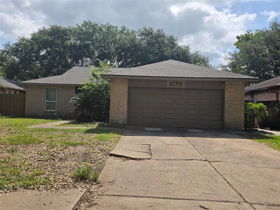 10711 Forest Leaf Dr in Sugar Land, TX - Building Photo