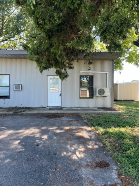 102 Cedar Ln in De Kalb, TX - Building Photo