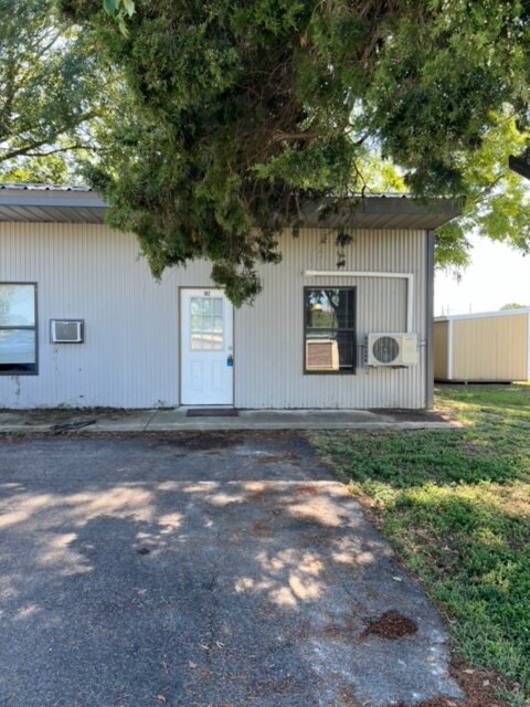 102 Cedar Ln in De Kalb, TX - Foto de edificio