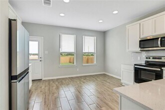 129 Wild Wind Trail in Jarrell, TX - Building Photo - Building Photo