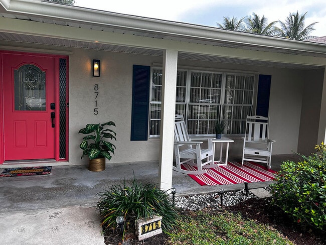 8715 SE Alabama Pl in Hobe Sound, FL - Foto de edificio - Building Photo
