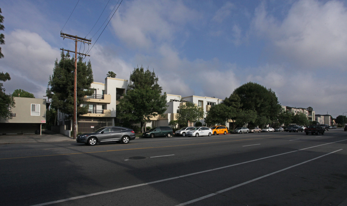 Excalibur Apartments in Van Nuys, CA - Building Photo