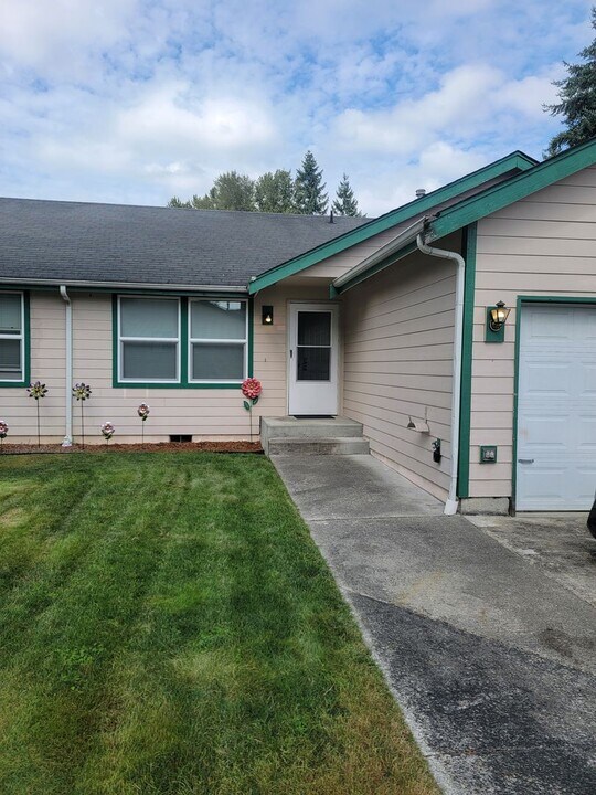 15810-15810 94th Ave Ct E in Puyallup, WA - Building Photo