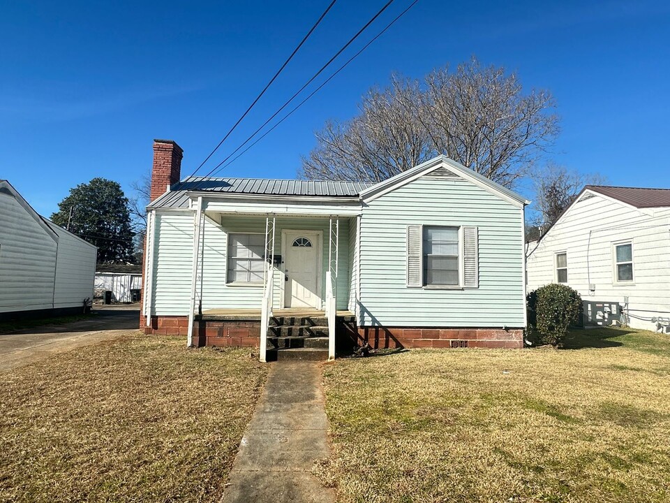 105 Woodward Dr in Bessemer, AL - Foto de edificio