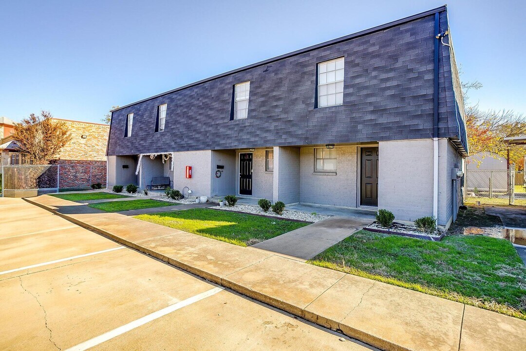 105 SE Gardens Blvd in Burleson, TX - Foto de edificio