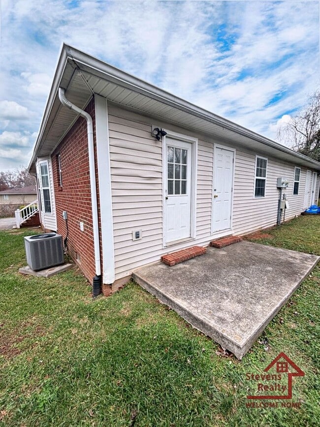 306 Oriole Dr in McMinnville, TN - Building Photo - Building Photo