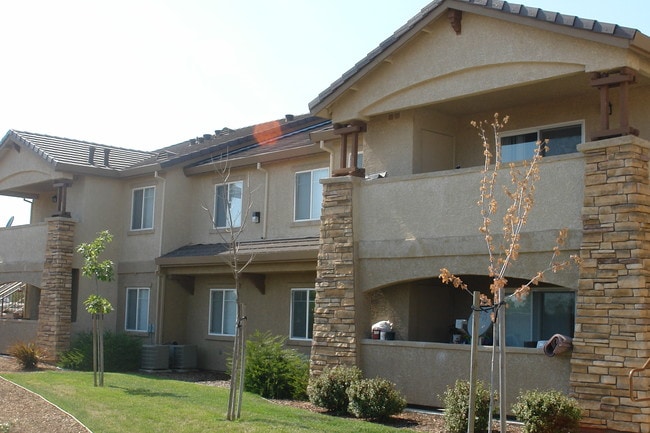 Lincoln Terrace Apartments in Lincoln, CA - Foto de edificio - Building Photo