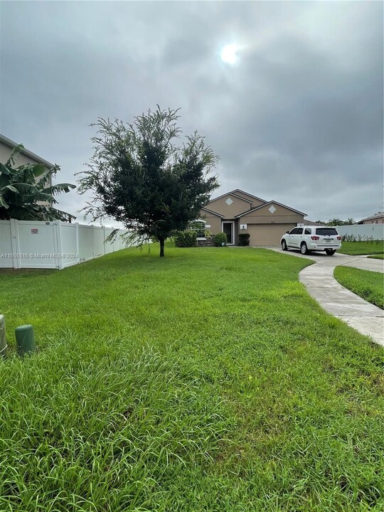 1885 Monte Cristo Ln in Kissimmee, FL - Building Photo