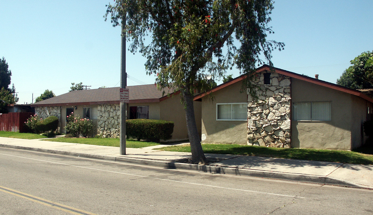 Catalina Apartments in Anaheim, CA - Building Photo