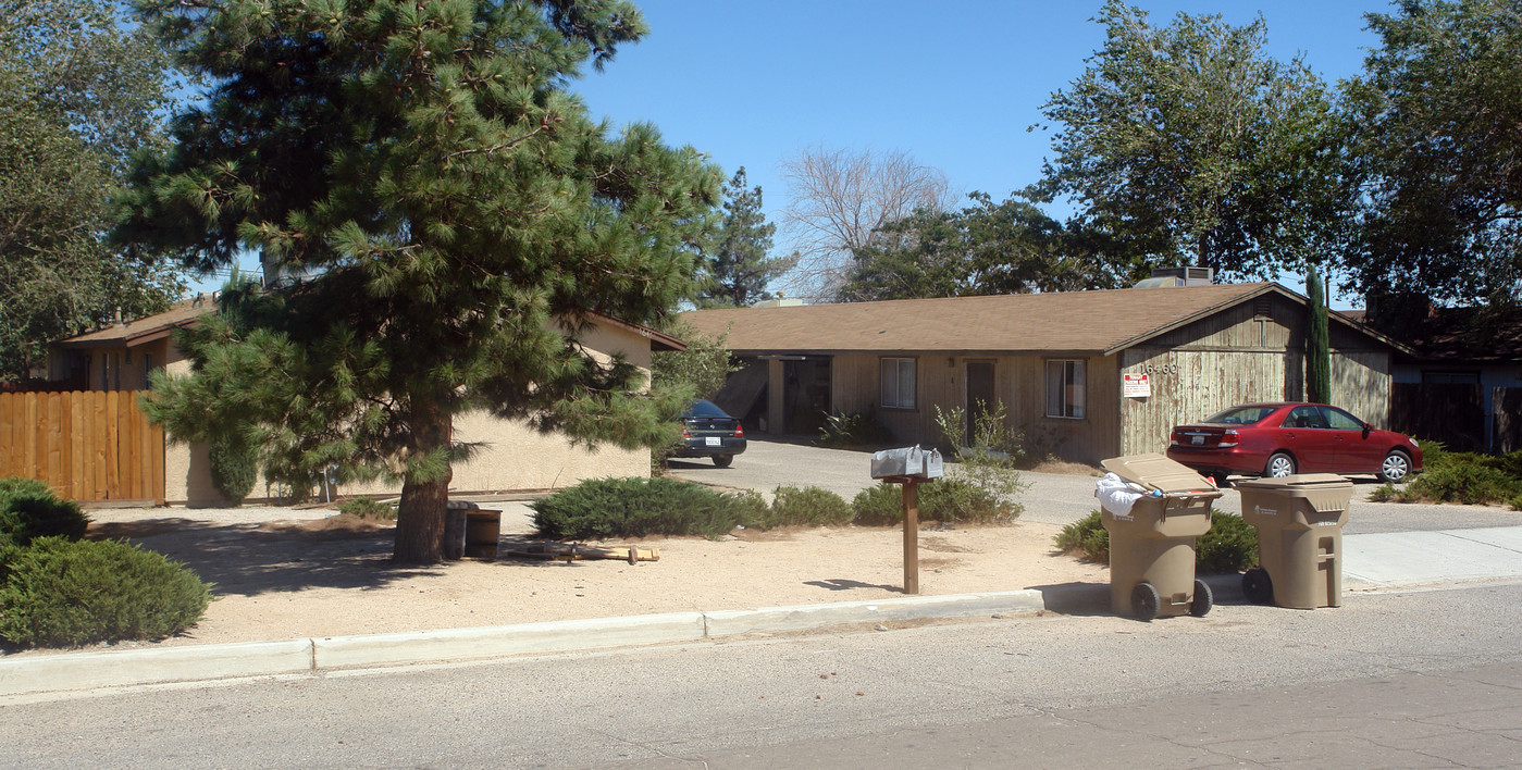 16460 Olive St in Hesperia, CA - Building Photo