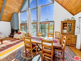 22012 Topanga School Rd in Topanga, CA - Building Photo