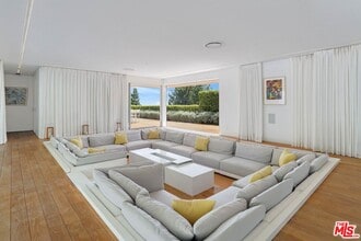 1106 N Hillcrest Rd in Beverly Hills, CA - Building Photo - Building Photo