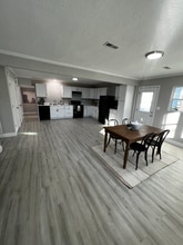 1477 E Lindberg St in Springfield, MO - Foto de edificio - Building Photo