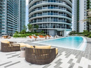 488 NE 18th St, Unit 1001 in Miami, FL - Building Photo - Building Photo