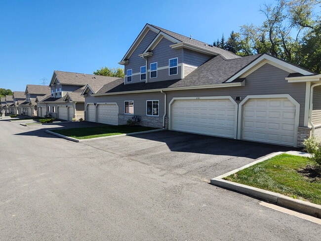 2701 Pond Dr in St. Francis, WI - Building Photo - Building Photo