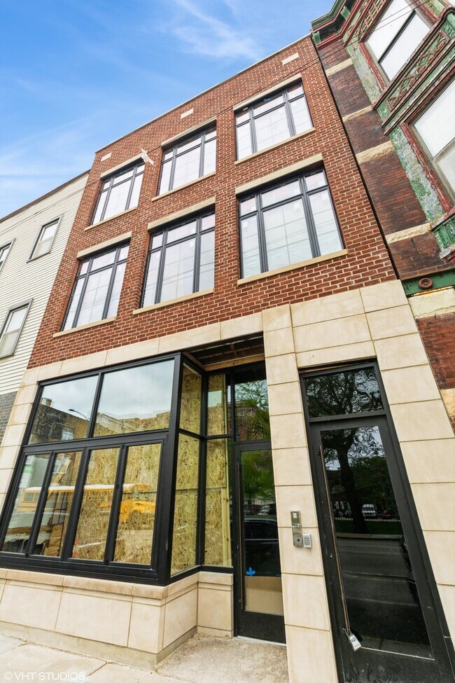 3242 N Clark St in Chicago, IL - Foto de edificio - Building Photo
