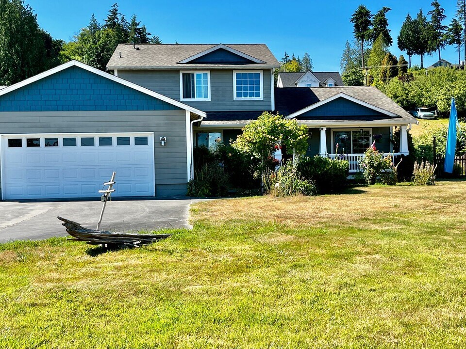 7707 NE Point No Point Rd in Hansville, WA - Building Photo