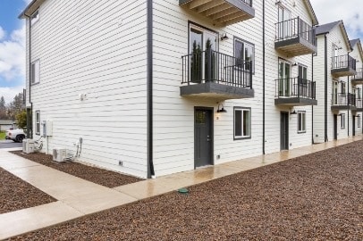 101 Erickson Ave in Shady Cove, OR - Building Photo - Building Photo