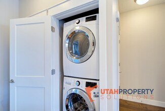 10464 S Beetdigger Blvd in Sandy, UT - Building Photo - Building Photo