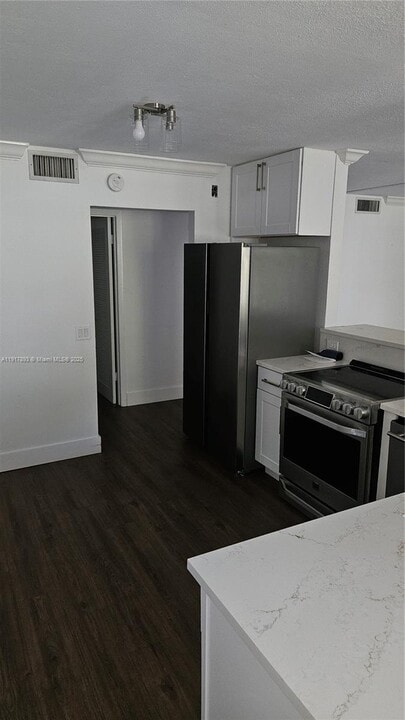 105 Lake Emerald Dr in Oakland Park, FL - Building Photo